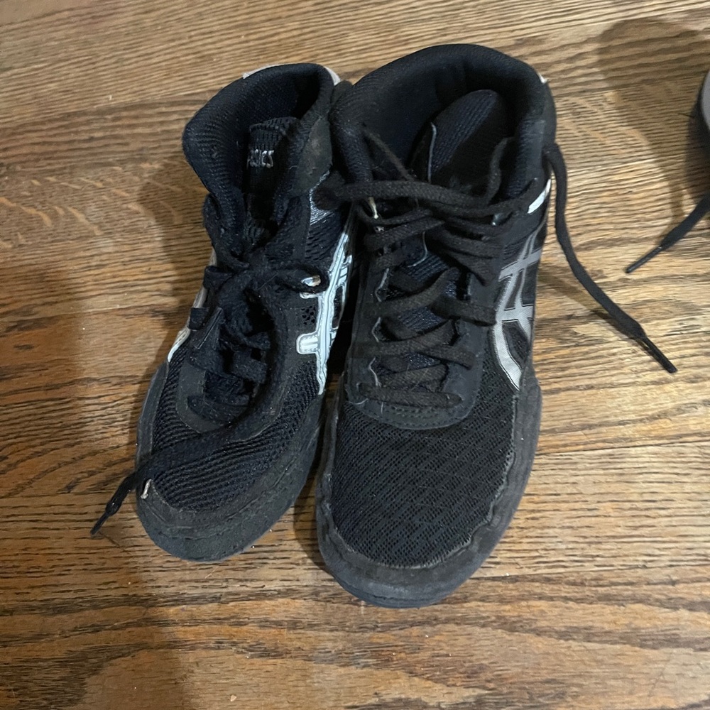 Size 2 wrestling shoes